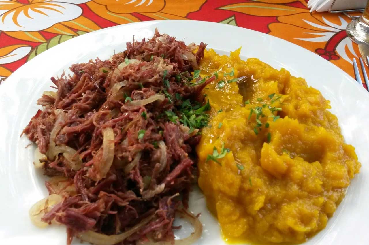 Quilombo Cambucá - ENSOPADINHO DE MAMÃO COM CARNE SECA